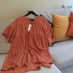 Boohoo - Ny klänning. Knälång. Trend till kraftig tjej!