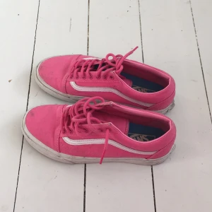  - Säljer mina rosa Vans Old Skool, med vit stripe och blå sula. De är tyvärr för små för mig. Använda ett fåtal gånger. Gott skick! Kan mötas upp i Stockholm. Nypris: 799:- säljer de för 500. Pris kan diskuteras. 
Swish, cash, överföring via bank. Allt funkar!
