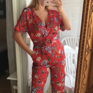 Byxdress - Oanvänd byxdress från Zara. Prislapp kvar. Stängs med dragkedja i ryggen, fickor. Köpt för 549. Jag är 164