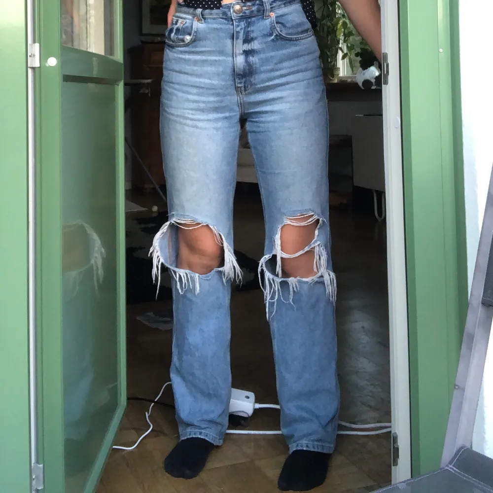 Såå snygga jeans med hål från NA-KD! Älskar men har tyvärr flera liknande💓💓 Jag är 167 cm, frakt tillkommer men kan även mötas upp i Stockholm Bud på: 490 kr. Jeans & Byxor.