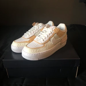 Air Force 1 Shadow Spruce Aura - DSWT, aldrig använda. Storlek 39. 1750kr. Tar emot rimliga bud