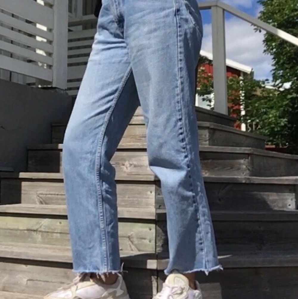 Säljer ett par snygga levi’s byxor pga att de inte riktigt är min stil. jag är ca 167cm lång. Byxorna är insydda på sidorna för bättre passform, men sömmarna syns inte om man inte kollar noga🤩 Budgivning sker i kommentarsfältet om intresset är stort.. Jeans & Byxor.