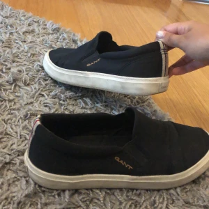 Gant slip ons - Köpta här på plick men de var för små för mig. Inte jättebra skick på utsidan (se andra bilden) men annars sköna och inget man tänker på. Storlek 38. 150 kr + frakt