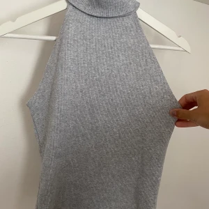 Linne med polokrage - Ett linne med polokrage från bikbok,storlek S, aldrig använt. Nypris 149, mitt pris 50kr + frakt