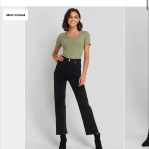 Nakd jeans - Säljer ett par svarta jeans ifrån nakd, de har blivit lite urtvättade men tycker bara det är snyggt! Storlek 36 💘spårbar frakt ingår