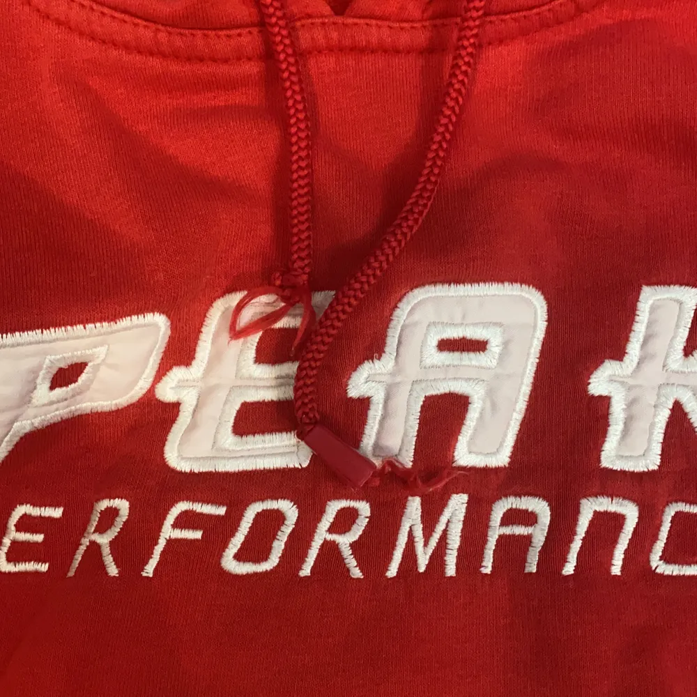 Peak performance hoodie använd med små defekter annars helt hel och skön 150kr ink frakt . Hoodies.
