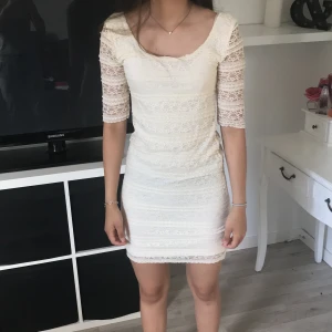 Spettsklänning  - En krämvit spättsklänning💖 figursydd och så skönt material!💖