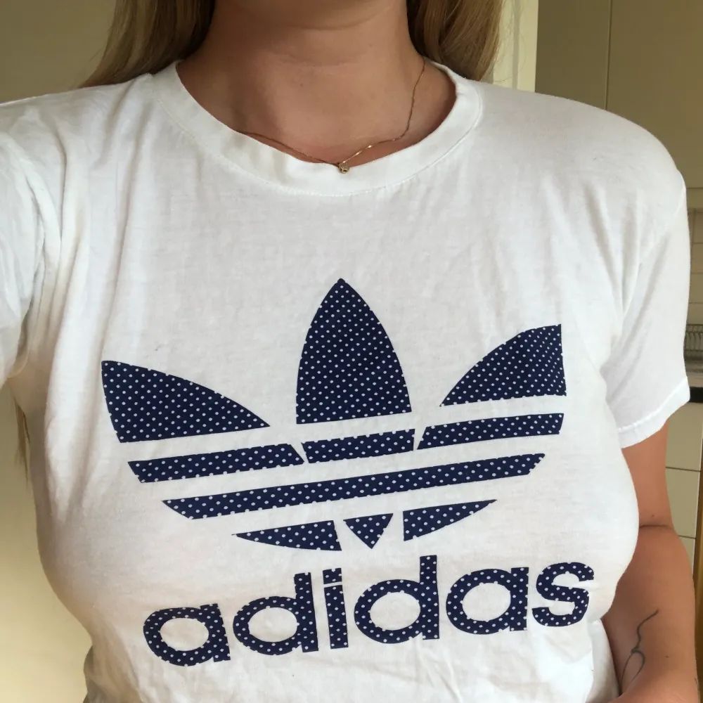 Adidas tshirt. Frakt tillkommer på 40:-🌸. T-shirts.