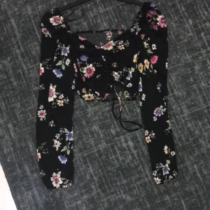 Topp ? - En somrig och trendig ”puffärmad” topp/tröja som även kan användas som offshoulder, helt oanvänd 