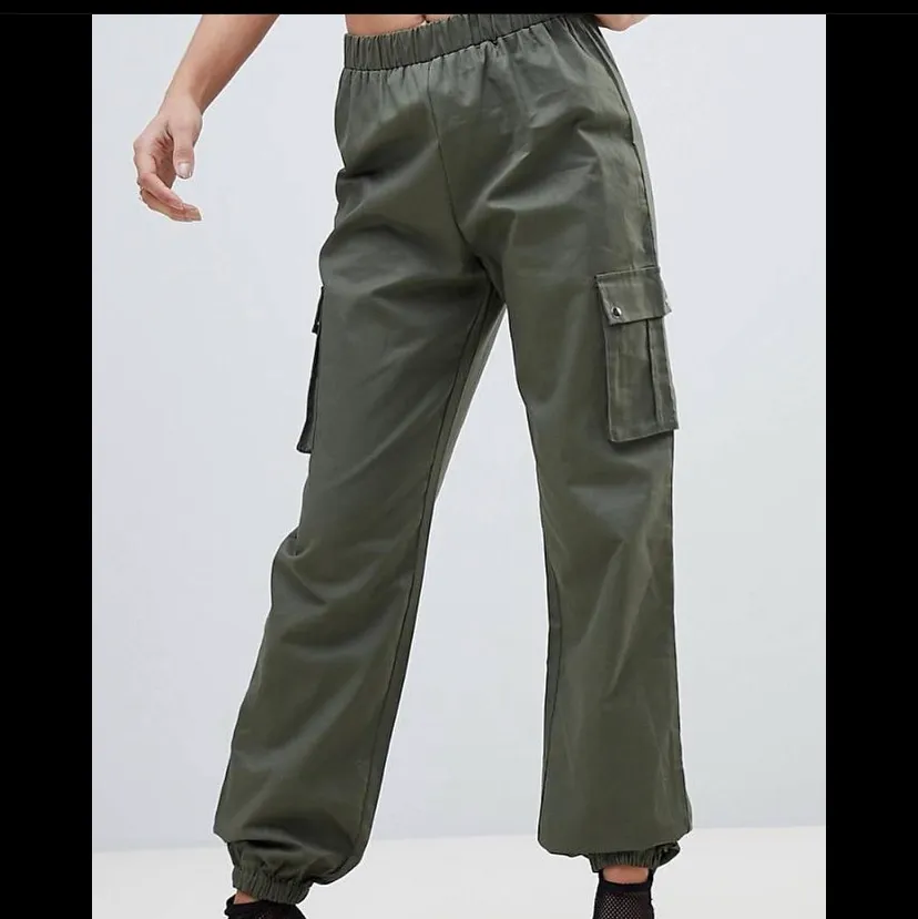 Bra skick. Det är riktiga fickor. Byxorna är svarta, de gröna är bara för att se hur de sitter. (+60 för frakt) . Jeans & Byxor.
