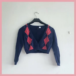 Kort kofta - Gullig marinblå och röd kort kofta 💙 🍒. Frakt 44kr.     ❗️Eftersom flera är intresserade blir det budgivning i kommentarerna som avslutas 25/6 kl 23:00! 🥰 ❗️