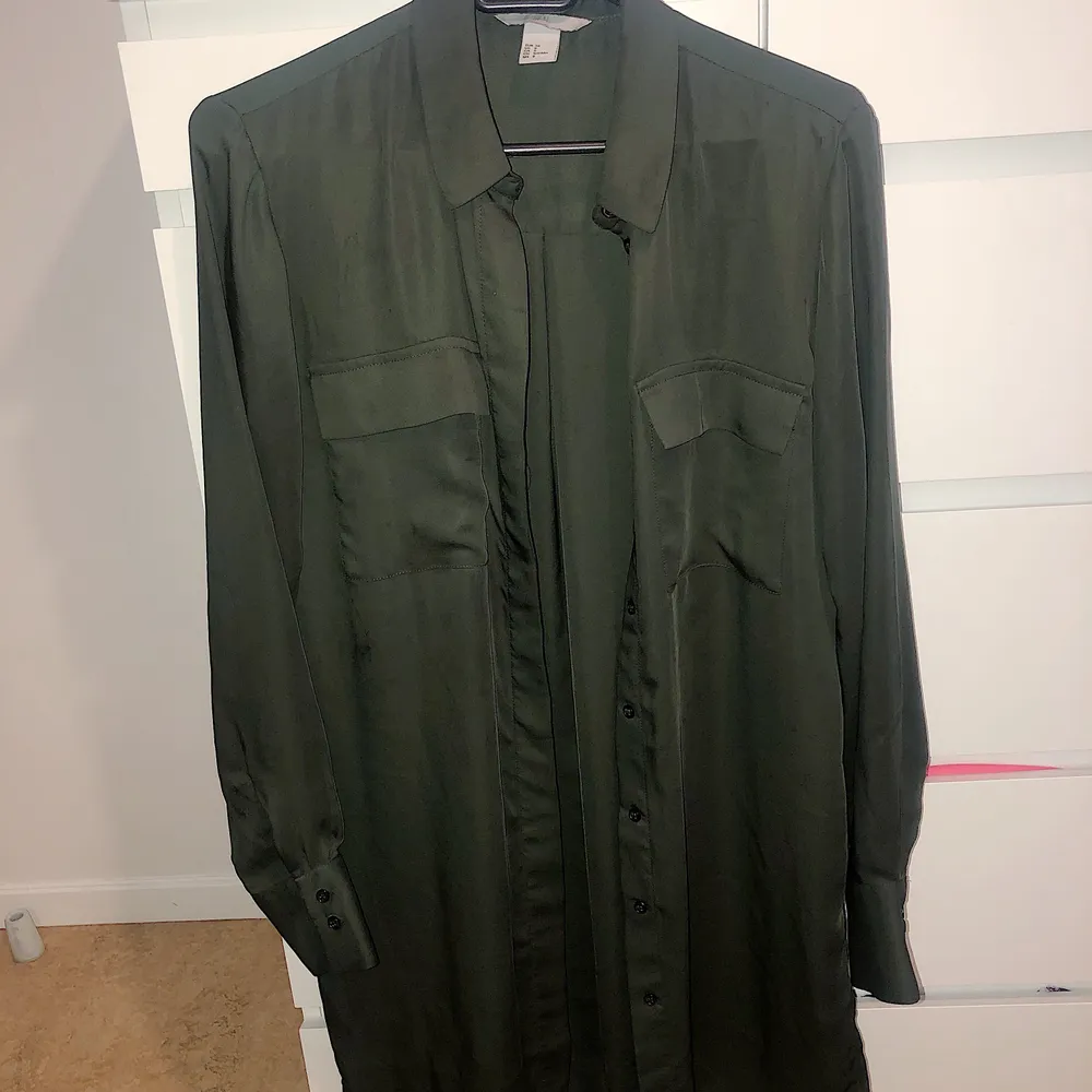 En khaki grön oversized skjorta från H&M. Tunn, fint material i strl 38. Går att använda som klänning eller även instoppas som skjorta med ett par byxor 💚. Pris 70kr. Skjortor.