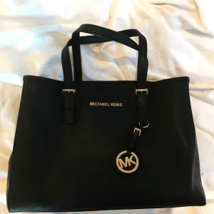 Äkta Michael Kors väska! - Fick denna väskan i julklapp när jag gick i sexan. Har inte använt den mer än 10 ggr så den är i mycket gott skick!❤️