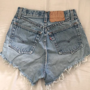Levis-shorts med sjukt snygg fit! - Säljer nu mina fina Levis-shorts pga för små för mig. Tyvärr gått upp lite i sömmen på sidorna, därav det sänkta priset. Lätt att sy dock 🥰  spårbar frakt på 63 kronor tillkommer! ☀️