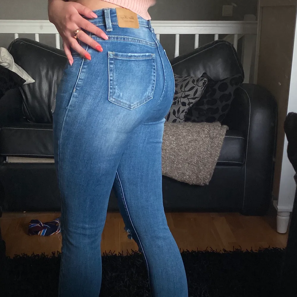 Snygga jeans som sitter perfekt på en 36/34, de är lite korta dock, jag är 164! 🥰 jätte sköna! Har använts som en del men ser fof ut som nya! Någon intresserad, lägg gärna bud😌. Jeans & Byxor.