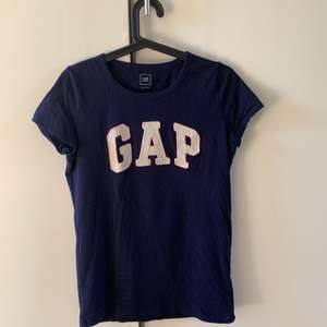 Super fin äkta Marinblå GAP T-shirt! Lite glittriga detaljer i texten GAP. Använd ca 3 gånger!💙 Köparen står för frakt!