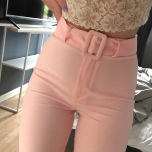 Rosa Kostymbyxor  - Superfina ljusrosa kostymbyxor från Boohoo, perfekt till sommaren! Aldrig använda och prislapp kvar. Säljer pga att den tyvärr aldrig kommer till användning! 💖