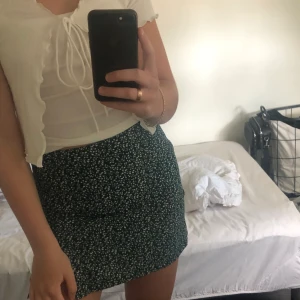 Kjol från shein  - En jätte fin kjol från shein, helt ny! Fick hem den idag, har dock nästan en likadan till så valde att sälja denna, hör av er för mer info! Köparen står för frakt 🥰