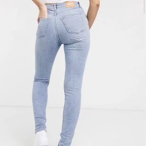 Thursday weekday jeans 24/28 - Fina, knappt använda blåa ljusa jeans. Dock ganska korta då jag klippt av typ 5 cm. Sitter väldigt fint i rumpan.