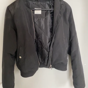 Svart bomberjacka storlek S - Svart lite tjockare bomberjacka från vero Moda, storlek small. 100kr och frakt tillkommer😊