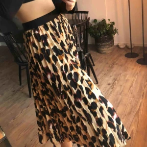  - SUPERsnygg kjol, perfekt till sommar och vår!!🥺 säljer pga garderobsrensning❤️ Lapp kvar och aldrig använd!!!!