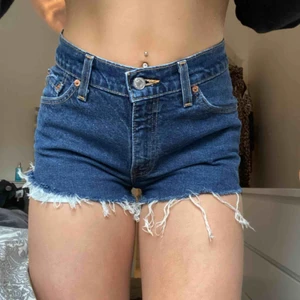 - Säljer dessa skitsnygga Levis shorts då jag har tröttnat på dom, knappt använda alltså väldigt bra skick!!