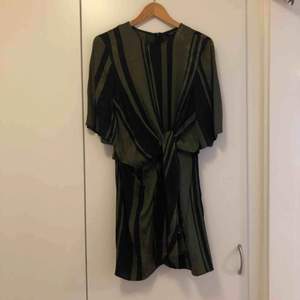 Klänning från Zara i svart/grön 🖤 knyt i midjan och en liten öppning över brösten.  Sparsamt använd och i felfritt skick. Kan mötas upp eller så betalar köparen frakten 