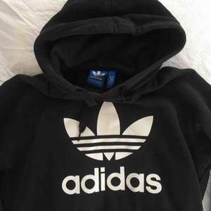 Svart Adidas hoodie i fint skick! 🥰  Möts i stockholm eller frakt på 65kr