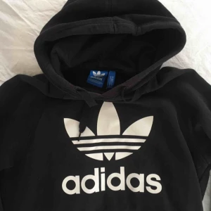  - Svart Adidas hoodie i fint skick! 🥰  Möts i stockholm eller frakt på 65kr