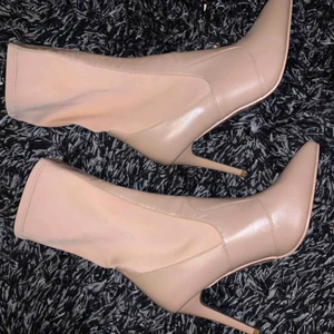 Klackskor  - Jätte fina klackskor. Önska att de passade mig. Helt oanvända skor . Pris kan diskuteras och kan mötas också 