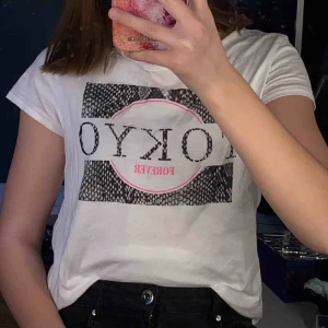  - Vit T-shirt med TOKYO/ormskinn tryck☁️ Storlek 158/164 men passar XS💓 75kr ||  Skicka för intresse/frågor⚡️