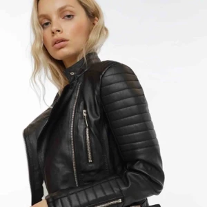  - Jättesnygg skinnjacka från Chiquelle. Måste tyvärr sälja den då den är för liten😭 den är L men passar för någon som brukar ha M!