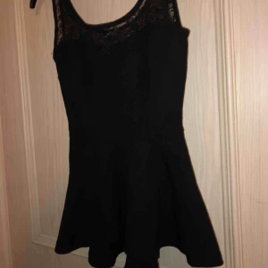  - En söt topp som tyvärr är jätte liten på mig, i jätte fint skick, sitter fint på, möts upp i Göteborg eller står köparen för frakt  