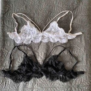  - Inte riktigt xs, skriv till mig med frågor om storlek!                     NA-KD spetstopp, super fin detalj under skjorta eller blazer                   För bilder av passform googla ”raw edge double strap bra”            85kr/ st eller 2 för 160kr 