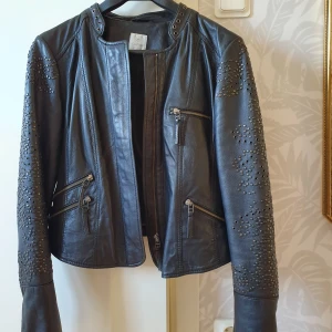 Skinnjacka  - Älta skinn märke Culture. Nätt och fin modell. Stl M/38. Använd 3-4ggr. Pga för liten.