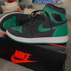  - Air jordan 1  Skick 10/10 använda endast en gång, köptes för 2100 för 1 vecka sedan men säljer pga lite för stora.  Köparen står för frakten & Kan sänka priset vid snabb affär 