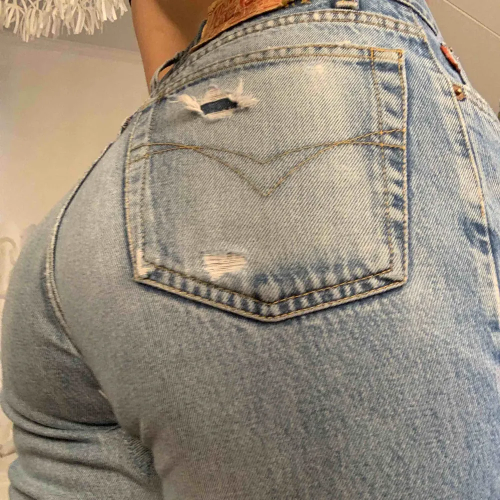 Skitsnygga slitna jeans från Henry Choice. Noll stretch, raka i modellen.. Jeans & Byxor.