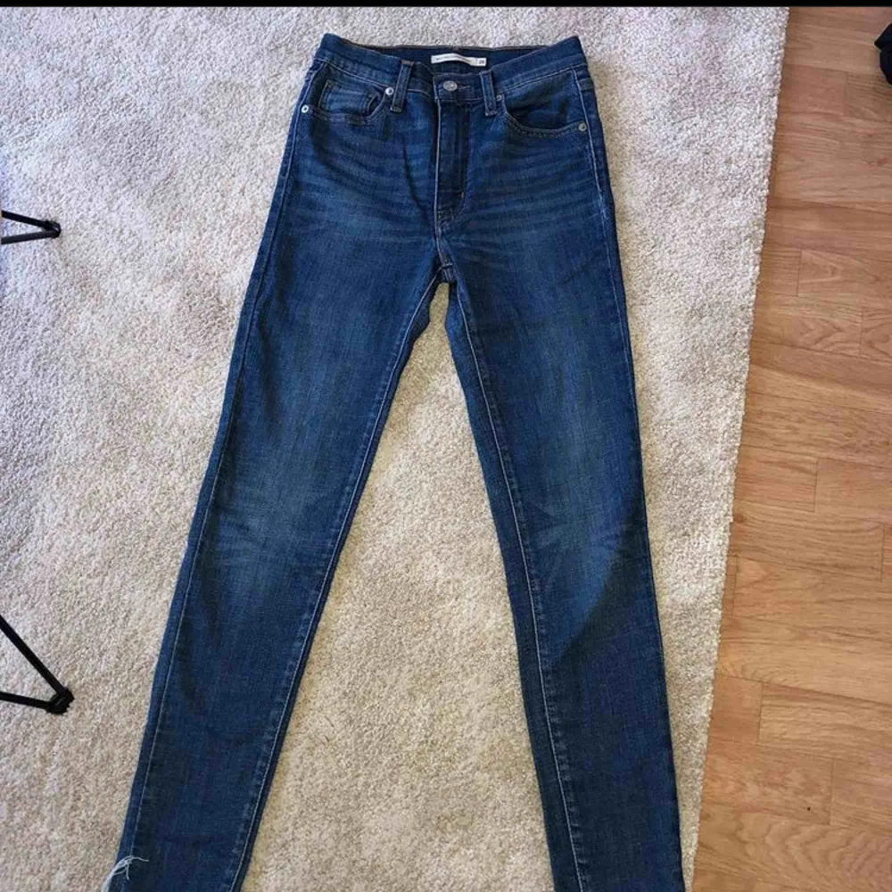 Har klippt av dessa jeans för att dom var för långa när jag köpte dom, är 164-165 och dom är lite långa även fast jag klippte av dom! Endast provat dessa jeans! Så dom är som ny!. Jeans & Byxor.