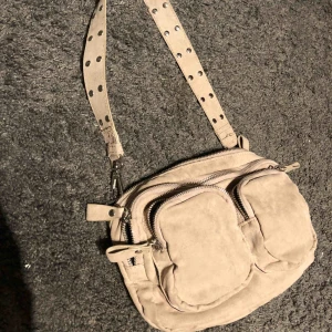  - Beige väska från Gina, använd bara någon gång