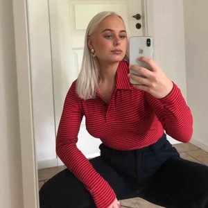  - Riktigt snygg tröja med knappar och krage upptill. Röd och svartrandiga. Köpt för 250kr på ASOS men ej kommit till en så stor användning. Använt 1 gång. 
