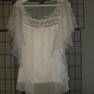 Söt volang topp - I bra skick 