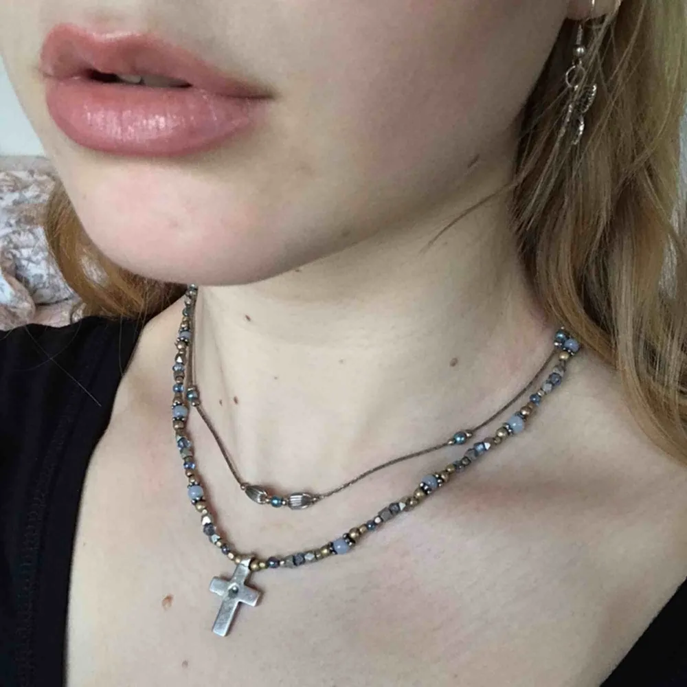 Super fint halsband med typ stål/silver kors och pärlor för 49kr. Det lilla på första bilden för 29kr.. Accessoarer.
