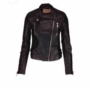  - Svart skinnjacka köpt på chiquelle för något år sedan men bra skick, strl 38 men passar 34/36 😊 köparen står för frakt 