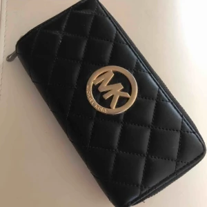  - Säljer denna fina plånbok, den är i bra skick då den knappt kommit till användning då jag inte haft behöva en så stor plånbok. Den är väldigt rymlig och bra!  osäker på äktheten. 