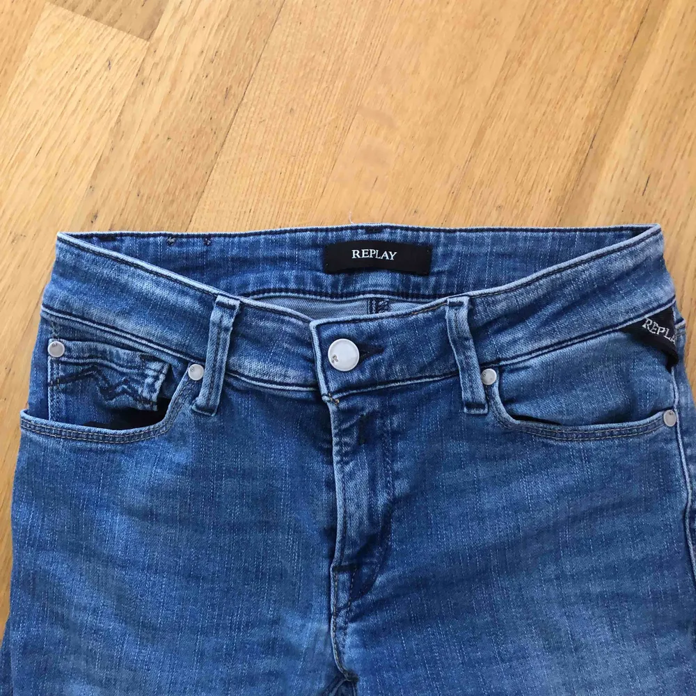 Replay bootcut jeans, inköpta för cirka 1100kr och är i bra skick!. Jeans & Byxor.