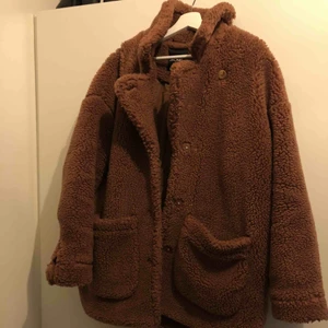  - En brun Teddy jacka ifrån Monki. Ett år gammal. Oversize. Så ganska stor Jag är 178 och den är stor på mig. 