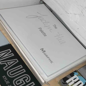  - Har massa smink mest paletter jag inte använder eller ens öppnat