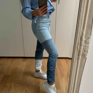 Elsa Hosk x Bikbok jeans storlek XS - Elsa Hosk x Bikbok deconstructed blockfärgade jeans i storlek XS. Jättefina och unika men används tyvärr för lite.   Köparen står för frakten på 63kr