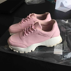 Chunky sneakers - Supersnygga rosa chunky sneakers från Madlady. Sparsamt använda. Är i storlek 38 men funkar för 37 också.