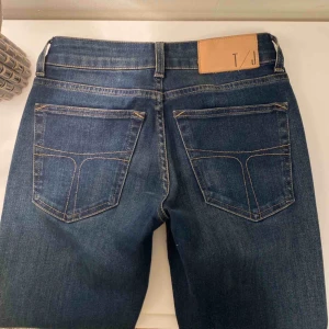  - Tiger of Sweden Jeans- dam storlek 27. Jeansen är använda endast fåtal gånger och är som nya. Tiger of Sweden är små i sina storlekar. Jeansen är lågmidjade. Färgen ser olika ut i ljusen, skriv för fler bilder!